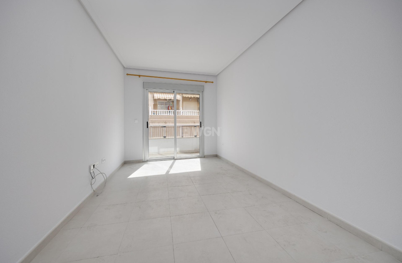 Odsprzedaż - Mieszkanie w bloku - Torrevieja - Estacion De Autobuses