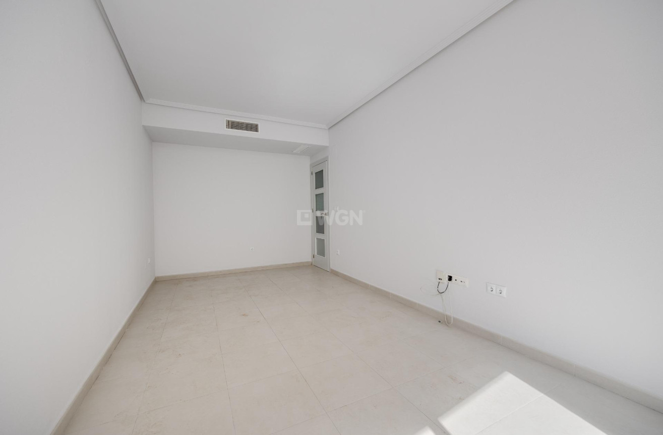 Odsprzedaż - Mieszkanie w bloku - Torrevieja - Estacion De Autobuses