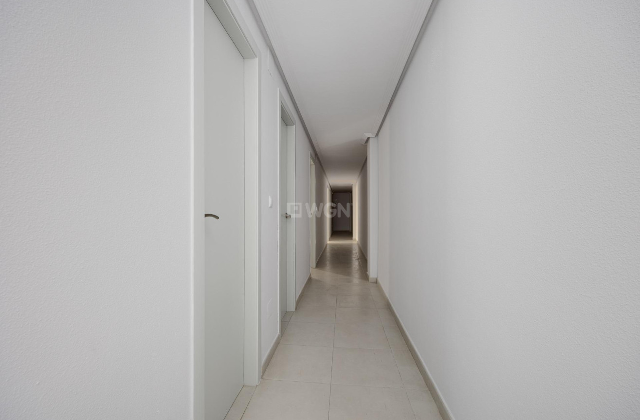 Odsprzedaż - Mieszkanie w bloku - Torrevieja - Estacion De Autobuses