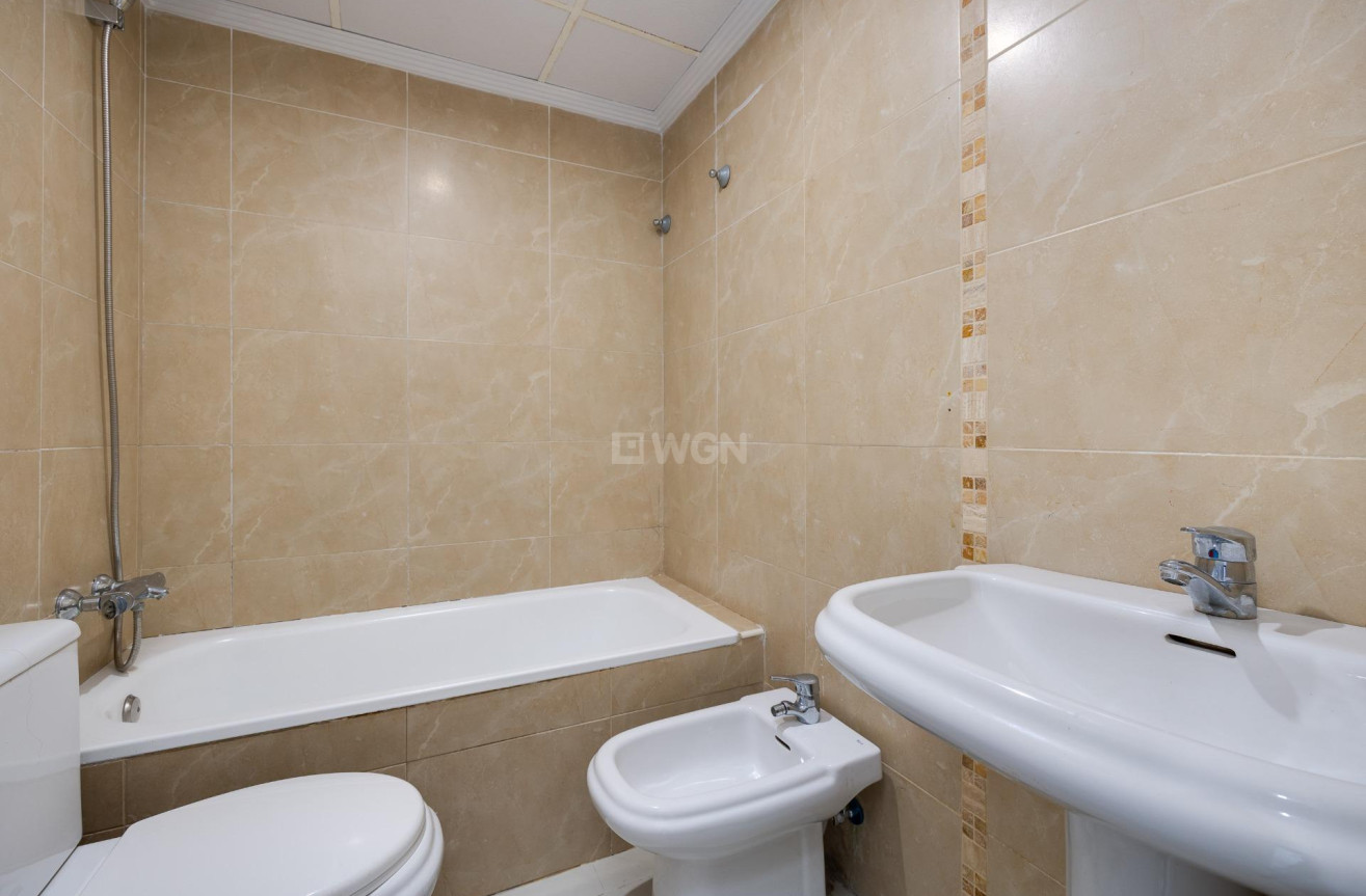 Odsprzedaż - Mieszkanie w bloku - Torrevieja - Estacion De Autobuses