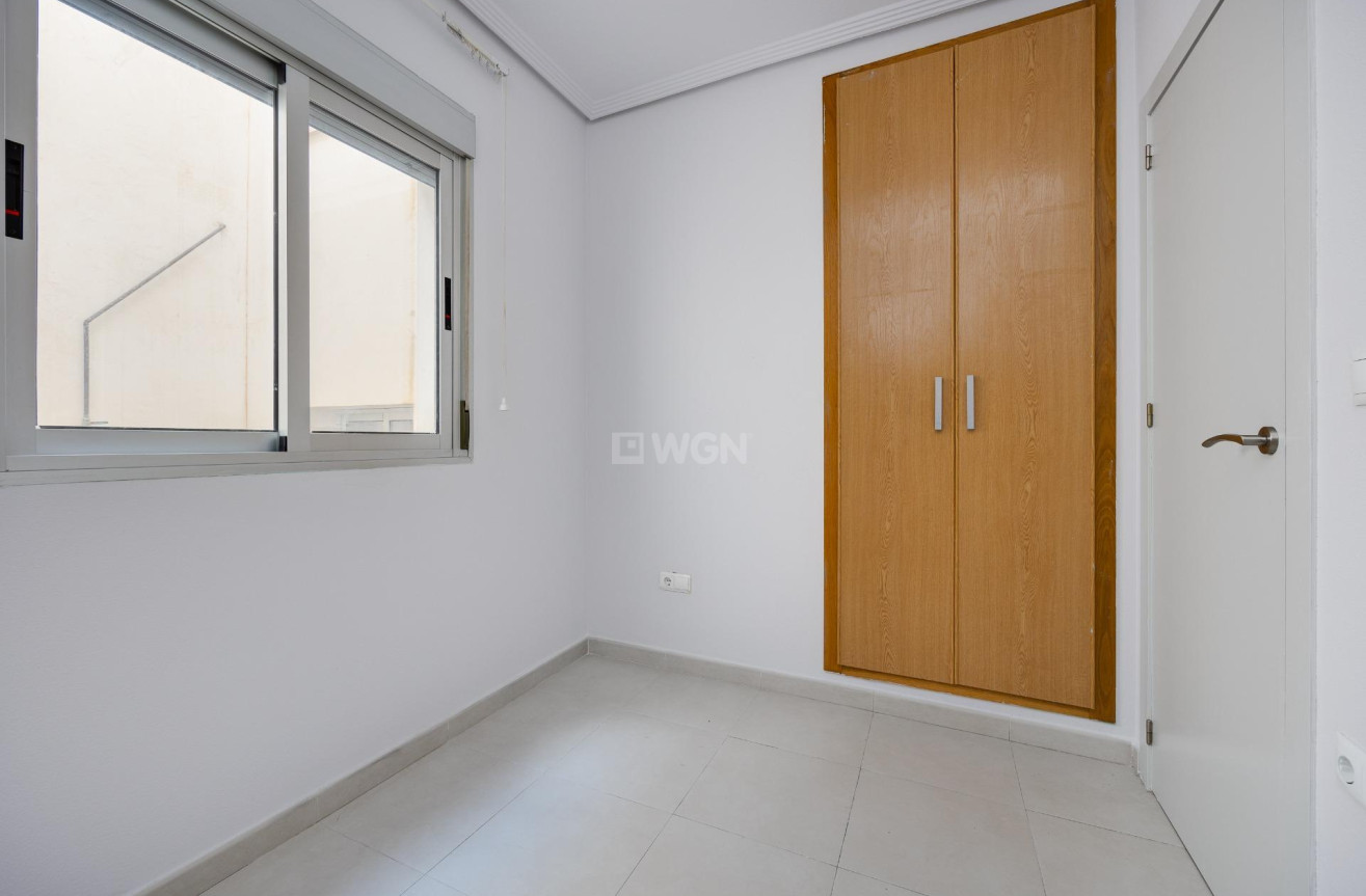 Odsprzedaż - Mieszkanie w bloku - Torrevieja - Estacion De Autobuses