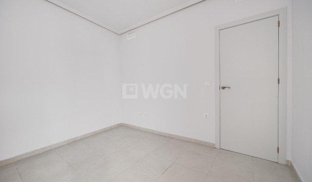 Odsprzedaż - Mieszkanie w bloku - Torrevieja - Estacion De Autobuses