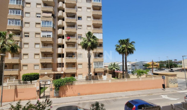 Odsprzedaż - Mieszkanie w bloku - Torrevieja - Nueva Torrevieja