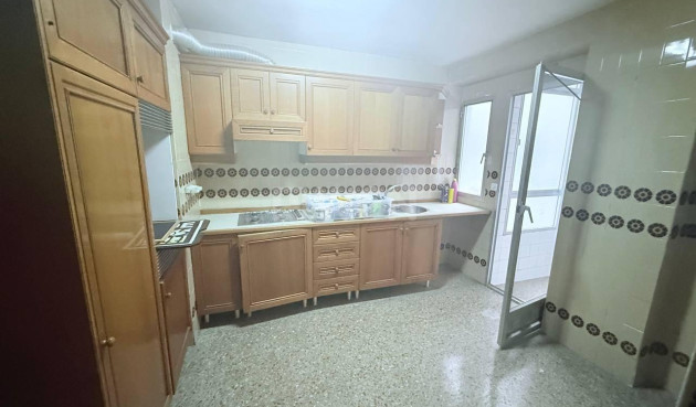 Odsprzedaż - Mieszkanie w bloku - Torrevieja - Puerto