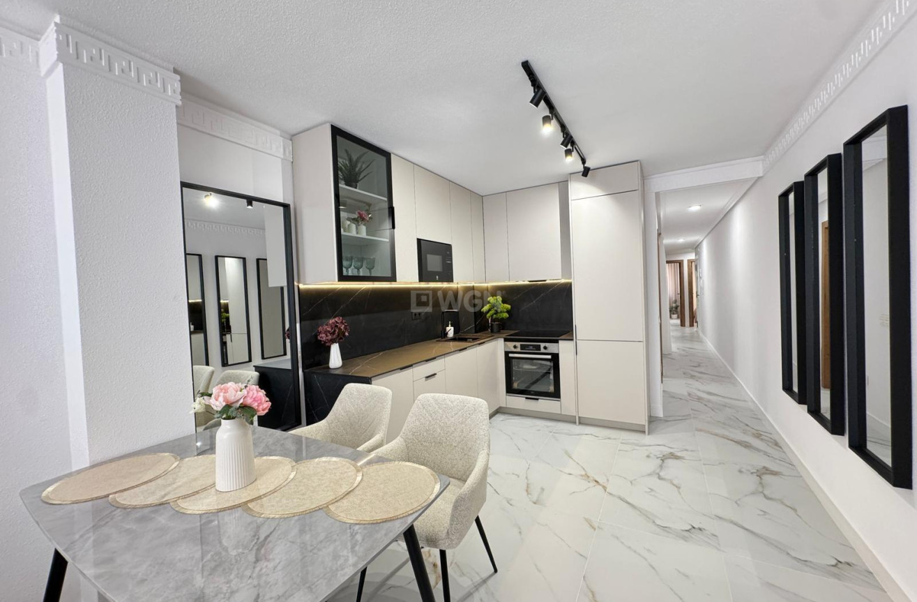 Resale - Apartment / flat - Torrevieja - Playa de los Locos