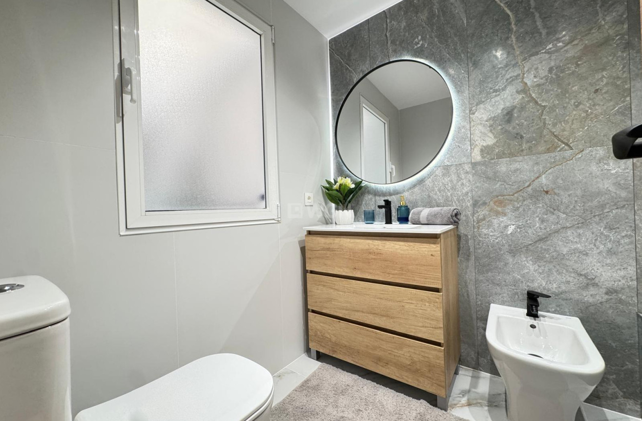 Resale - Apartment / flat - Torrevieja - Playa de los Locos