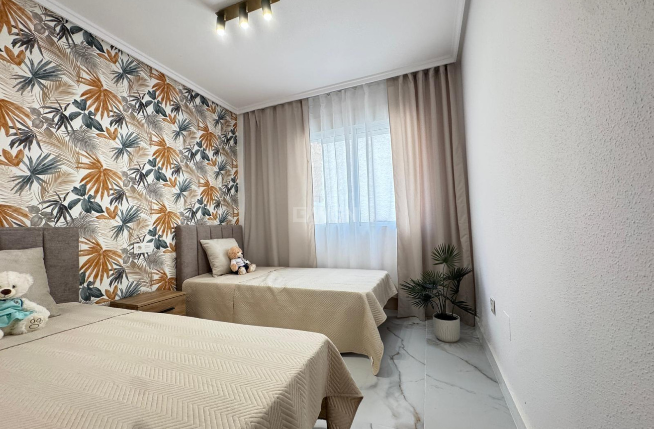 Resale - Apartment / flat - Torrevieja - Playa de los Locos