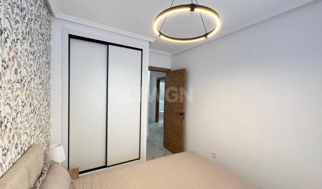 Resale - Apartment / flat - Torrevieja - Playa de los Locos