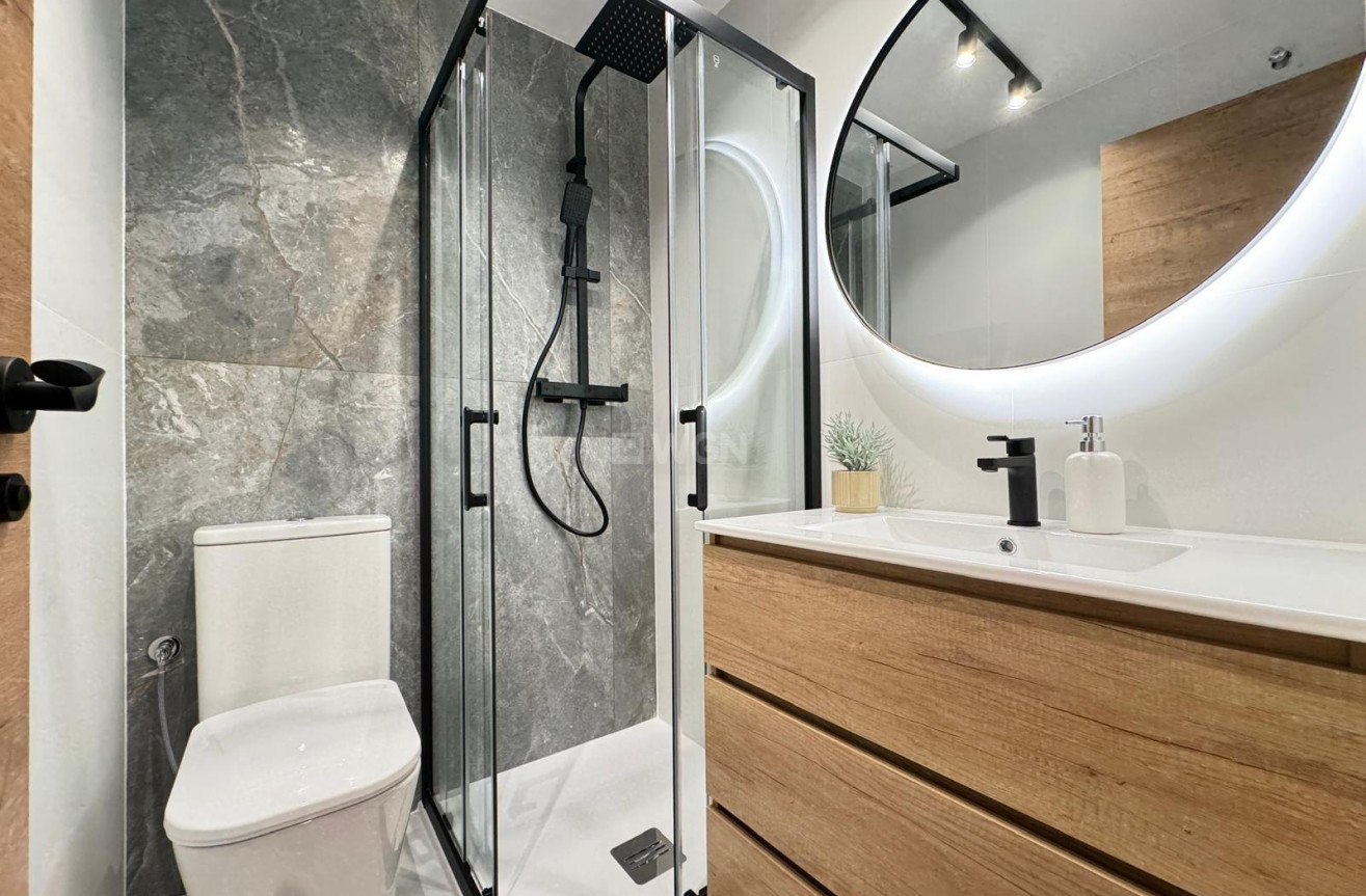 Resale - Apartment / flat - Torrevieja - Playa de los Locos