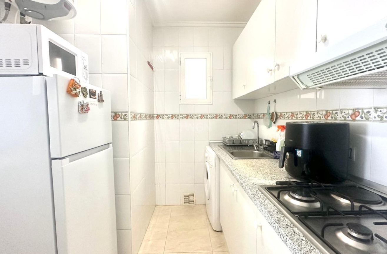 Odsprzedaż - Mieszkanie w bloku - Torrevieja - Estacion De Autobuses