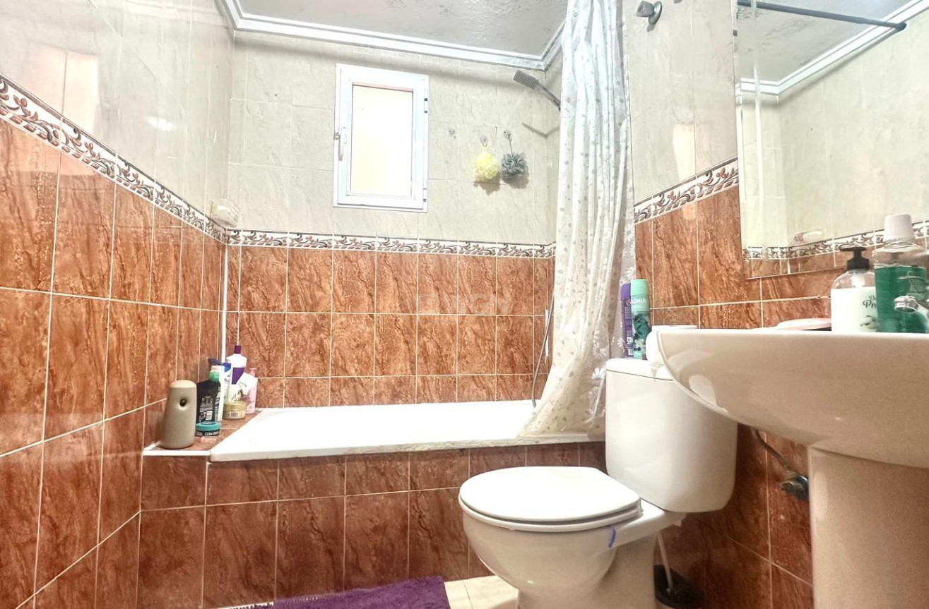 Odsprzedaż - Mieszkanie w bloku - Torrevieja - Estacion De Autobuses