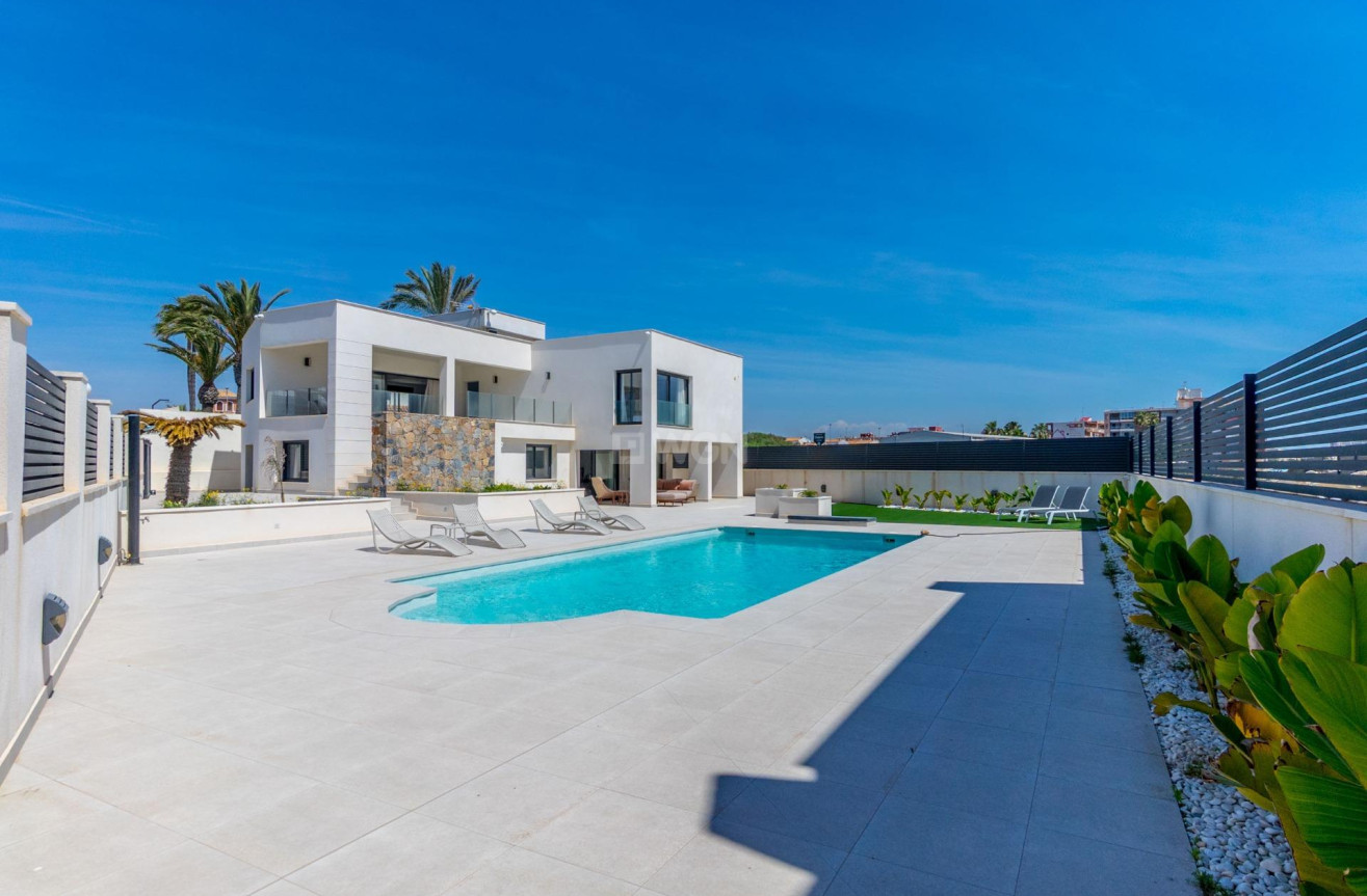 Resale - Villa - Torrevieja - La Veleta