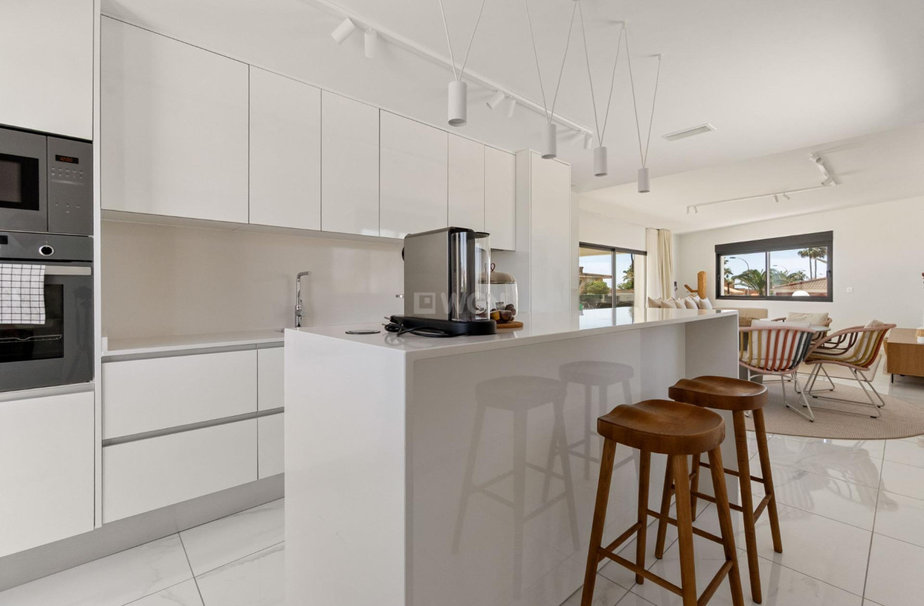 Resale - Villa - Torrevieja - La Veleta