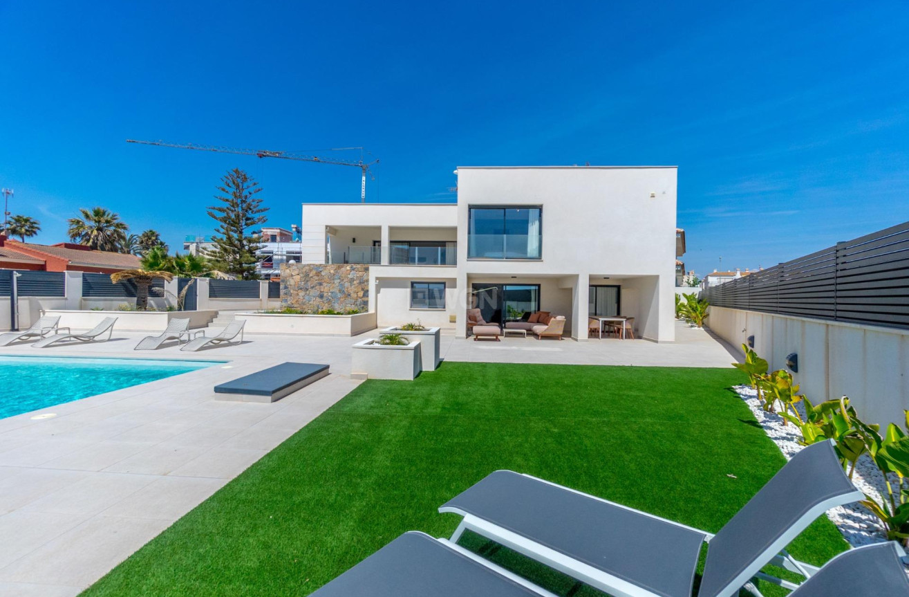 Resale - Villa - Torrevieja - La Veleta