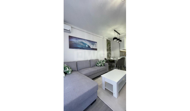 Odsprzedaż - Mieszkanie w bloku - Torrevieja