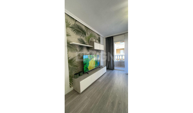 Odsprzedaż - Mieszkanie w bloku - Torrevieja