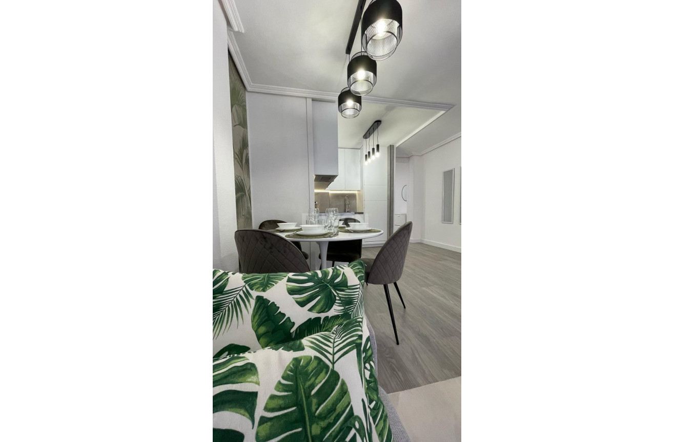 Odsprzedaż - Mieszkanie w bloku - Torrevieja