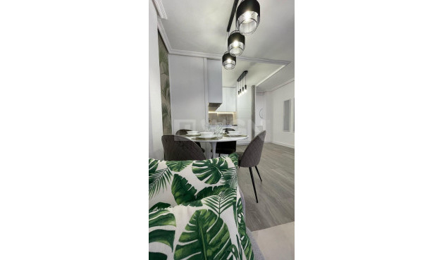 Odsprzedaż - Mieszkanie w bloku - Torrevieja