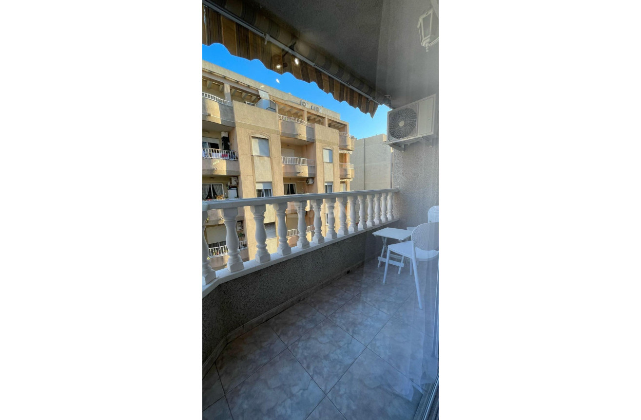 Odsprzedaż - Mieszkanie w bloku - Torrevieja