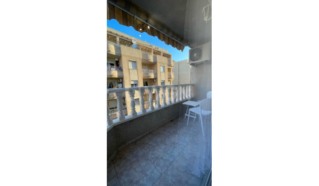 Odsprzedaż - Mieszkanie w bloku - Torrevieja
