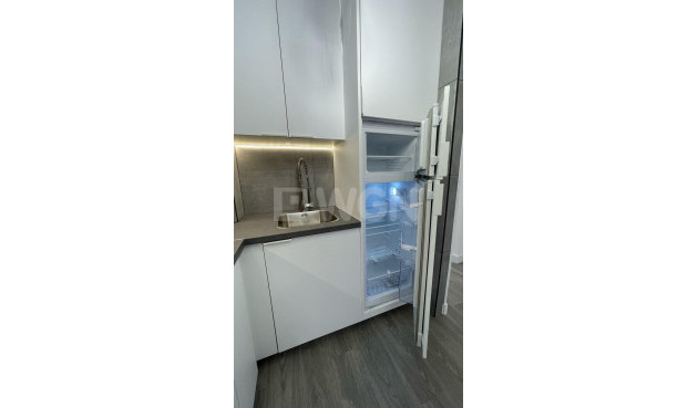 Odsprzedaż - Mieszkanie w bloku - Torrevieja