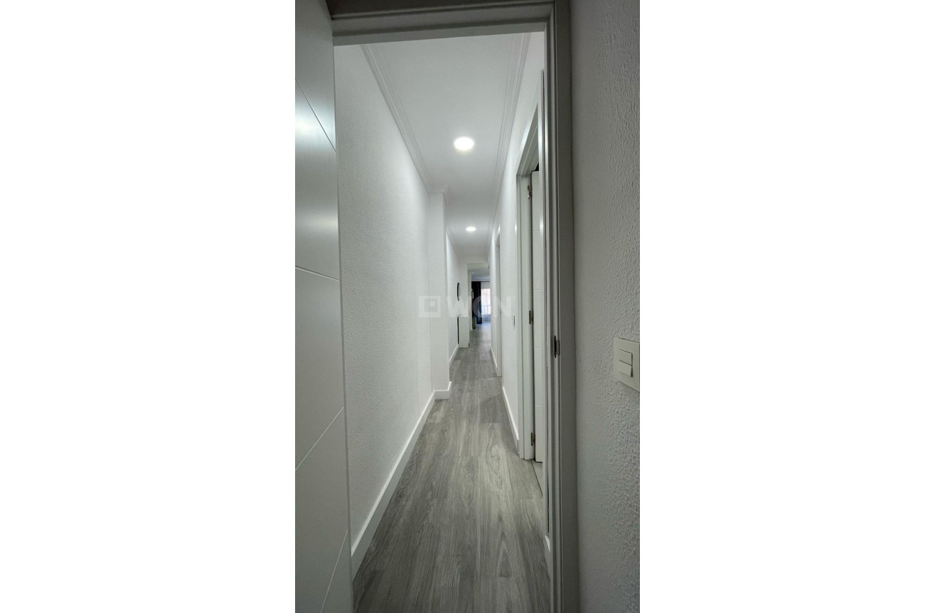 Odsprzedaż - Mieszkanie w bloku - Torrevieja