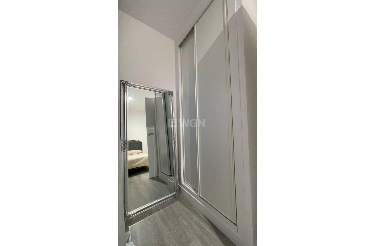 Odsprzedaż - Mieszkanie w bloku - Torrevieja