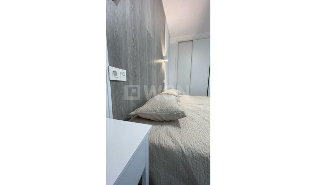 Odsprzedaż - Mieszkanie w bloku - Torrevieja