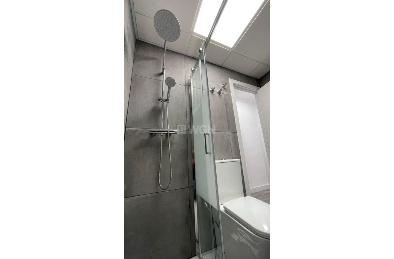 Odsprzedaż - Mieszkanie w bloku - Torrevieja