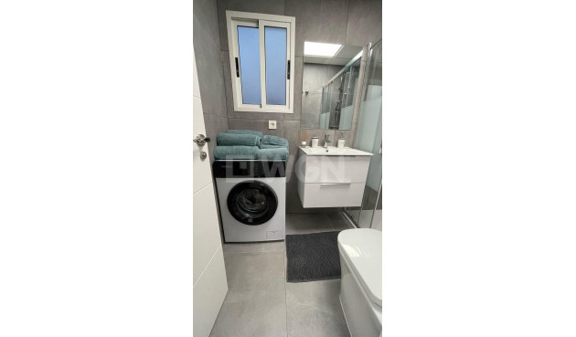 Odsprzedaż - Mieszkanie w bloku - Torrevieja