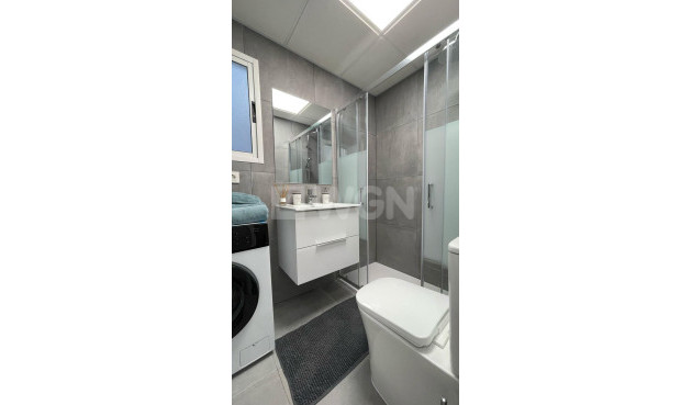 Odsprzedaż - Mieszkanie w bloku - Torrevieja