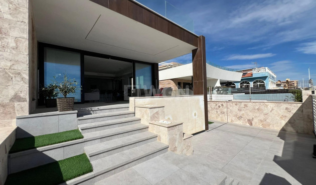 Odsprzedaż - Villa - Torrevieja - La Mata