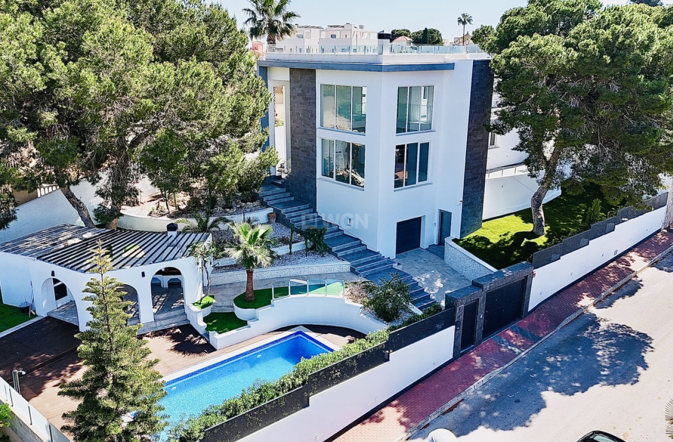 Odsprzedaż - Villa - Los Balcones - Costa Blanca