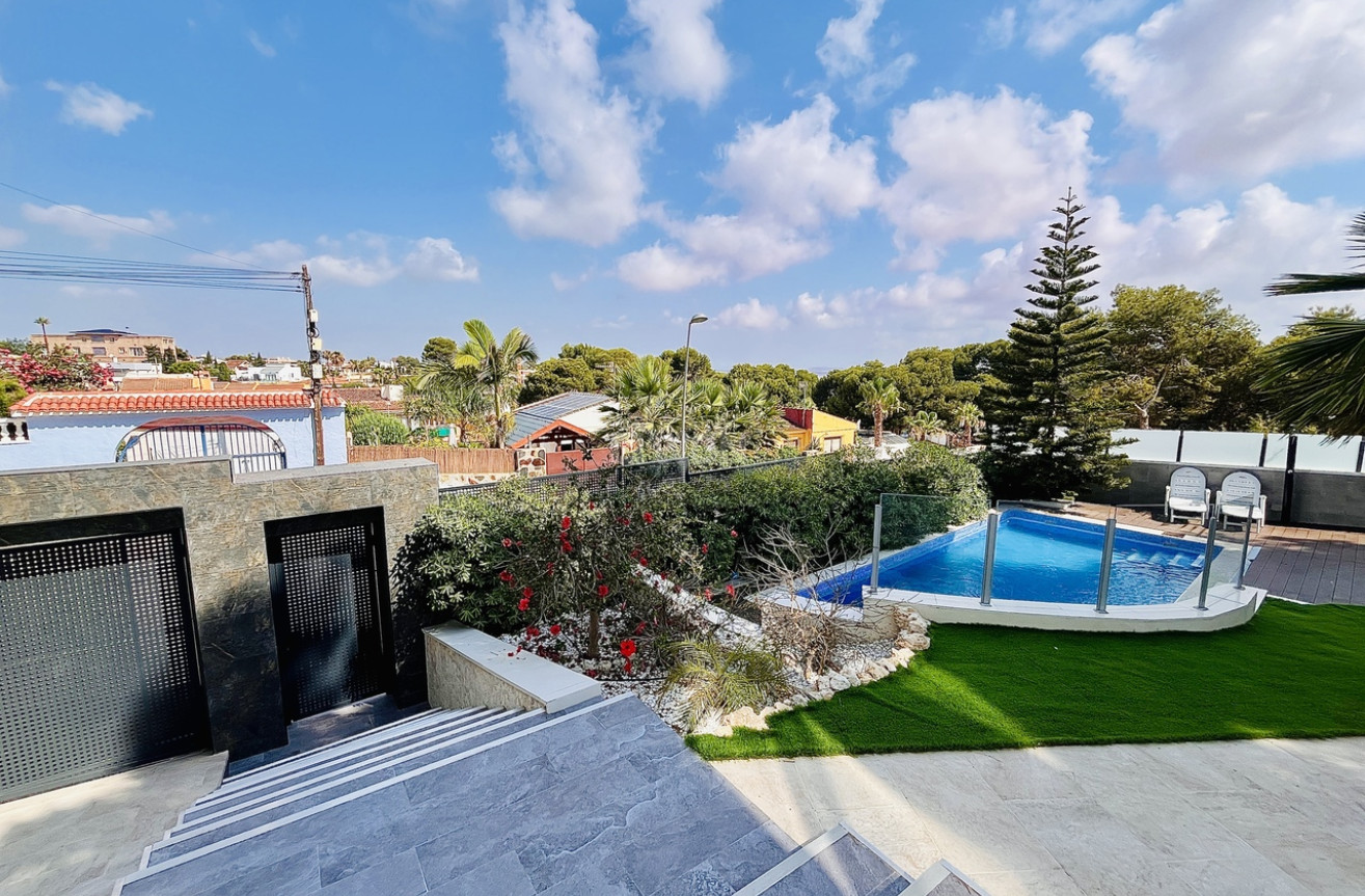 Odsprzedaż - Villa - Los Balcones - Costa Blanca