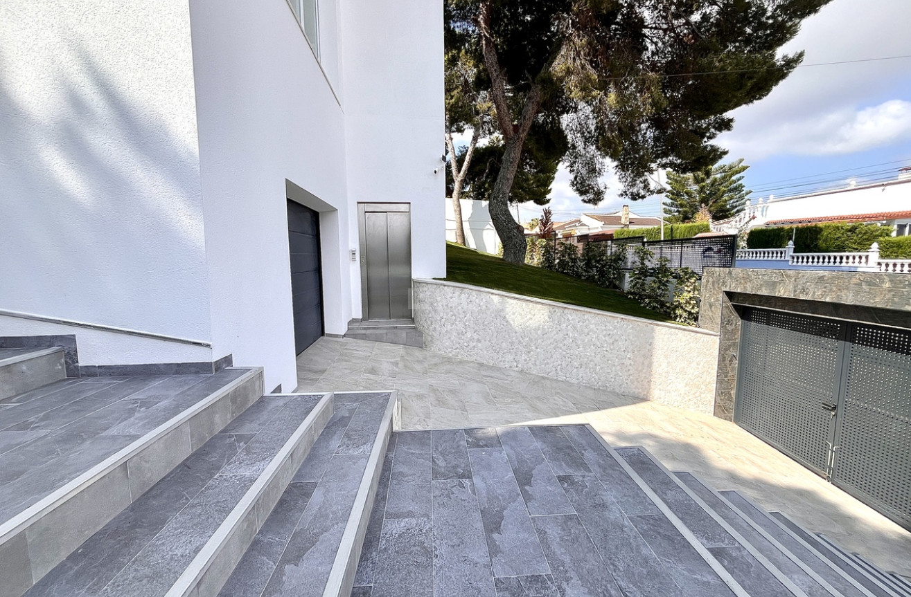 Odsprzedaż - Villa - Los Balcones - Costa Blanca