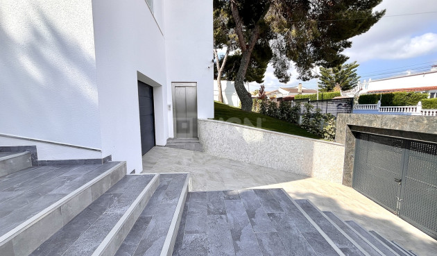 Odsprzedaż - Villa - Los Balcones - Costa Blanca