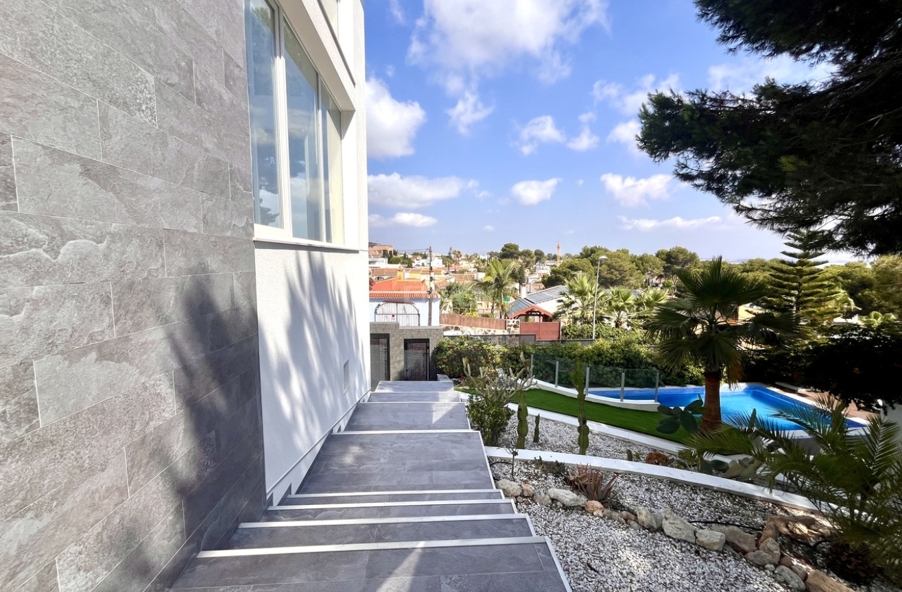 Odsprzedaż - Villa - Los Balcones - Costa Blanca