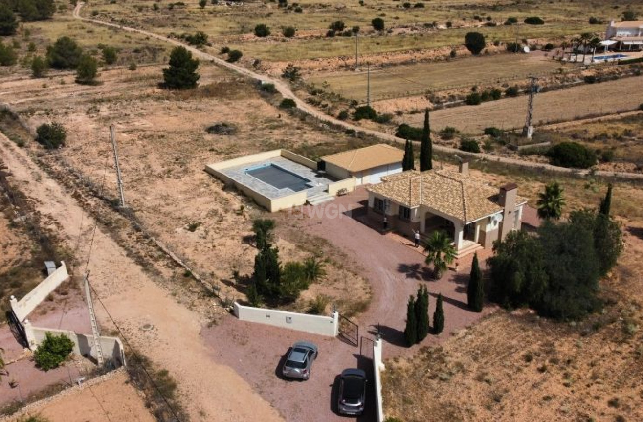 Odsprzedaż - Villa - Hondón de las Nieves - Inland