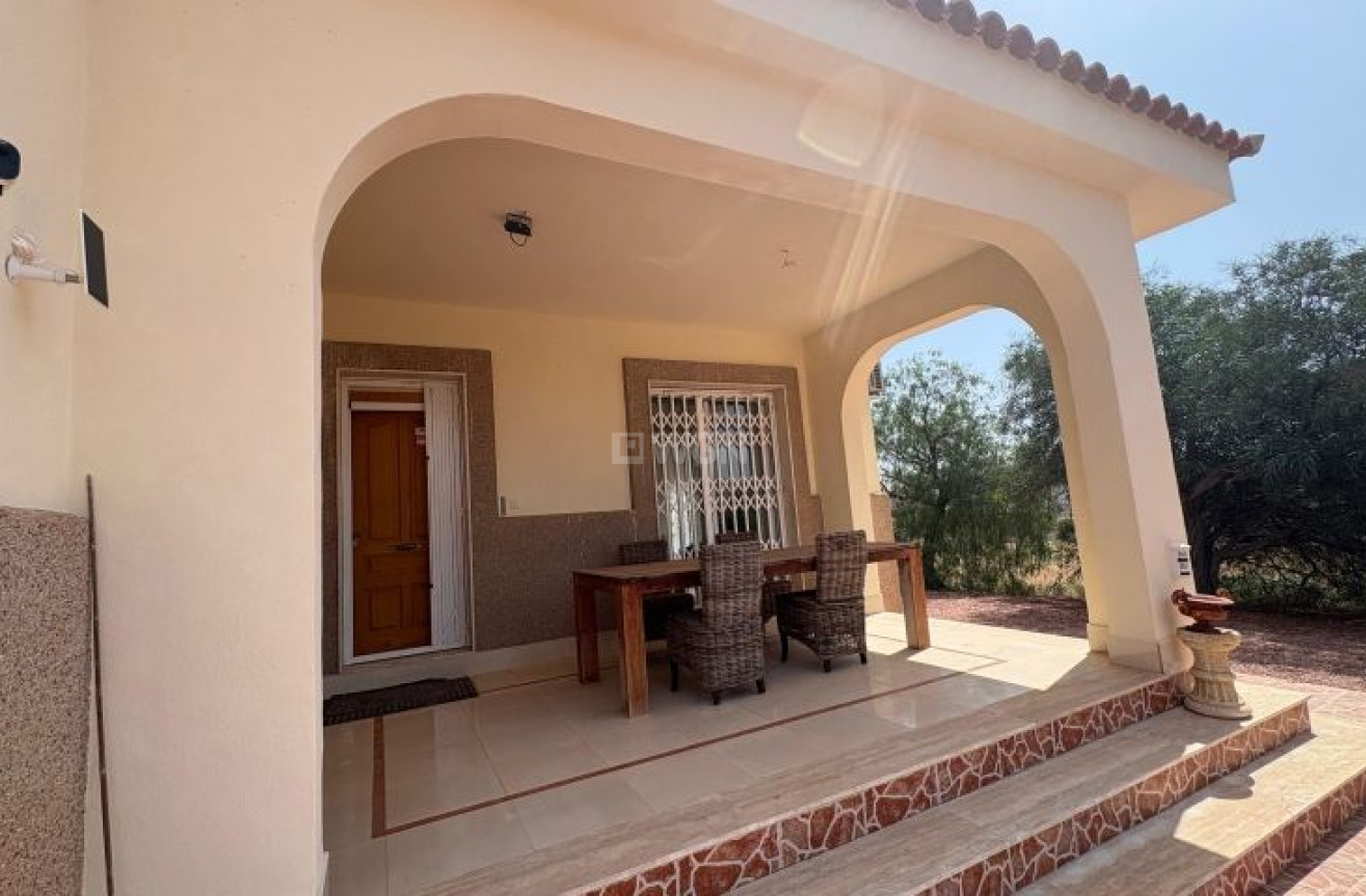 Odsprzedaż - Villa - Hondón de las Nieves - Inland