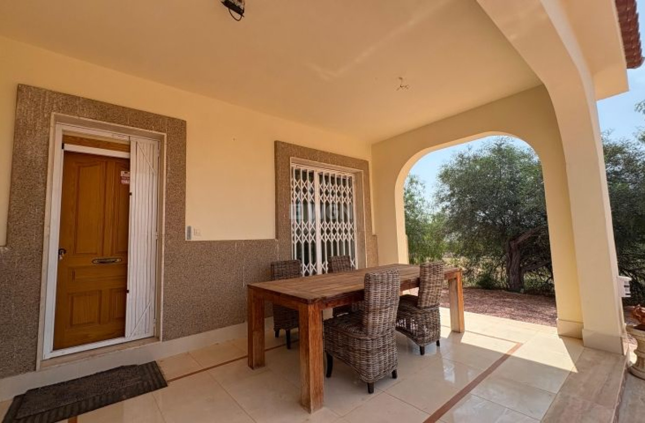 Odsprzedaż - Villa - Hondón de las Nieves - Inland