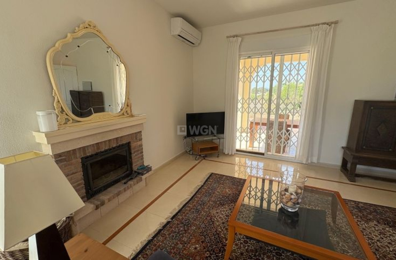 Odsprzedaż - Villa - Hondón de las Nieves - Inland