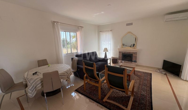 Odsprzedaż - Villa - Hondón de las Nieves - Inland