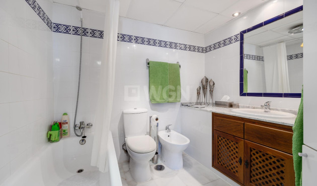 Odsprzedaż - Mieszkanie w bloku - Torrevieja - Playa de los Locos