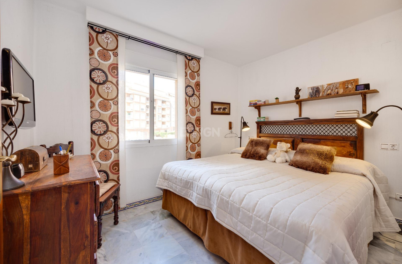 Odsprzedaż - Mieszkanie w bloku - Torrevieja - Playa de los Locos