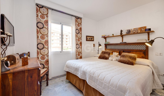 Odsprzedaż - Mieszkanie w bloku - Torrevieja - Playa de los Locos