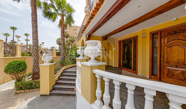 Odsprzedaż - Mieszkanie w bloku - Torrevieja - Playa de los Locos