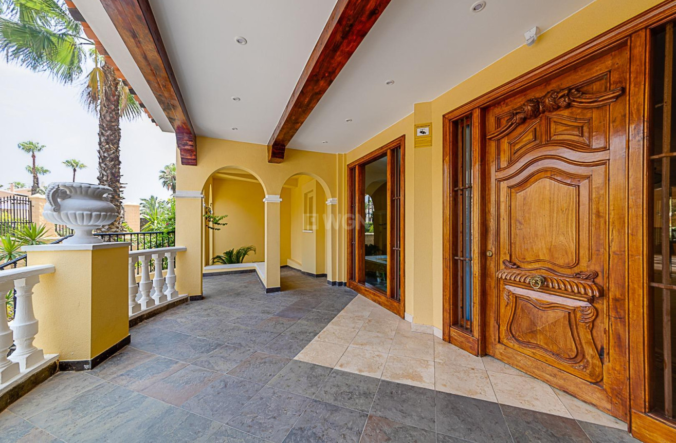 Odsprzedaż - Mieszkanie w bloku - Torrevieja - Playa de los Locos