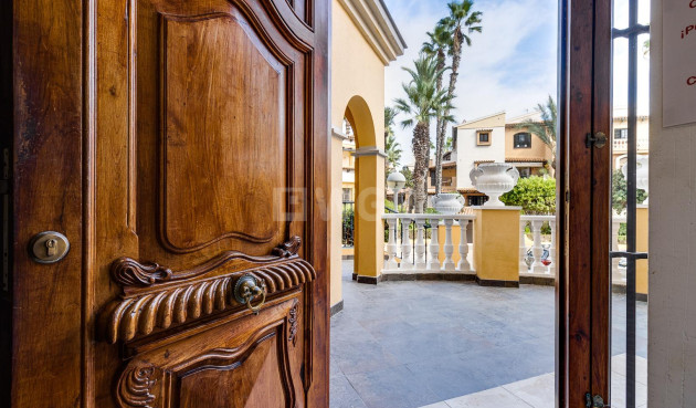 Odsprzedaż - Mieszkanie w bloku - Torrevieja - Playa de los Locos