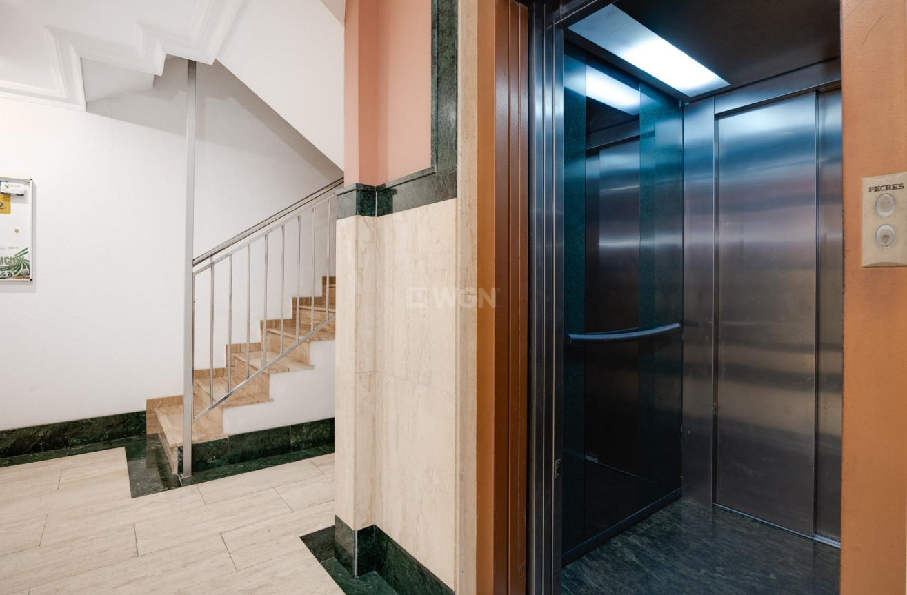 Odsprzedaż - Mieszkanie w bloku - Torrevieja - Paseo Maritimo