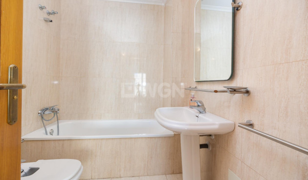 Odsprzedaż - Mieszkanie w bloku - Torrevieja - Paseo Maritimo